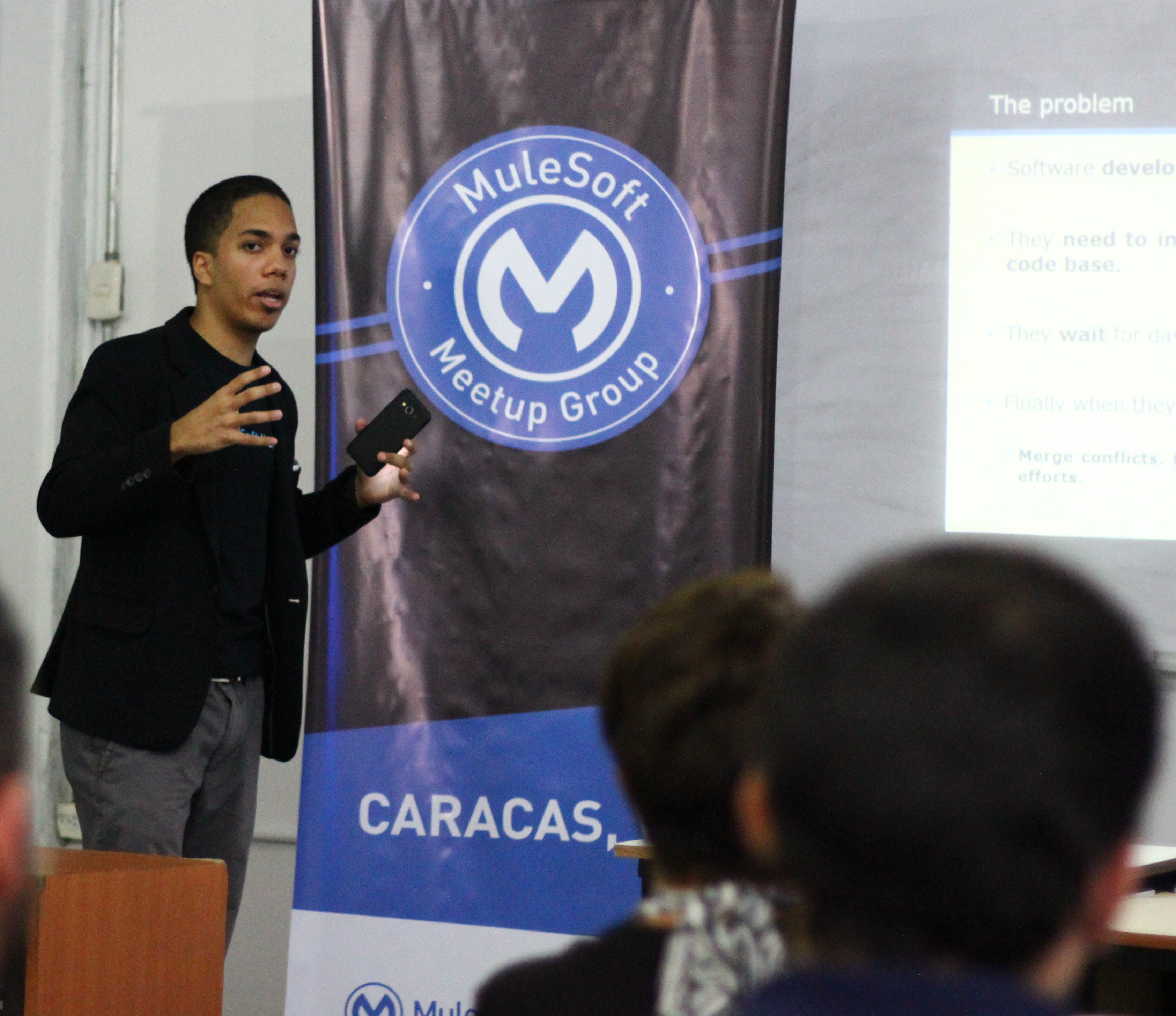 Fernando Silva speaking at the Caracas MuleSoft Meetup